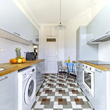 Large For 2 People Cozy Air Conditioning Wifi Lägenhet